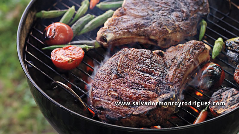 RibEyes en la Parrilla Siendo Preparados por Salvador Monroy Rodríguez