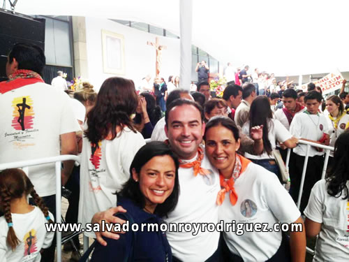 Salvador Monroy Rodriguez sonriendo y abrazando a su esposa en un evento de caridad de la Familia Misionera