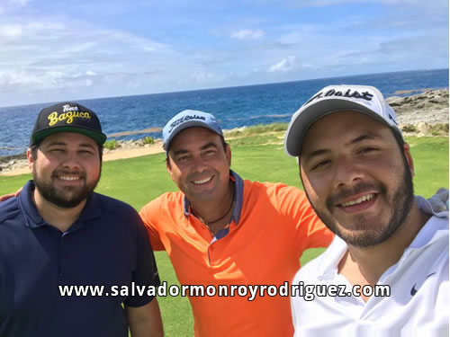 Salvador Monroy Rodriguez jugando golf con amigos usando una gorra Titleist.